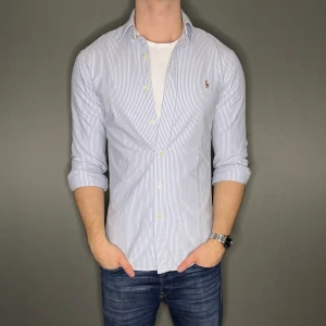 Ralph lauren skjorta - Hej säljer nu min fina Ralph lauren skjorta i storlek S. Den är i nyskick och kommer vara otroligt snygg nu i vår och framåt sommaren. Nypris cirka 1600kr! Vi kommer att sälja liknande produkter nu i vår och närmare sommar så glöm inte följa profilen!🌊🍾