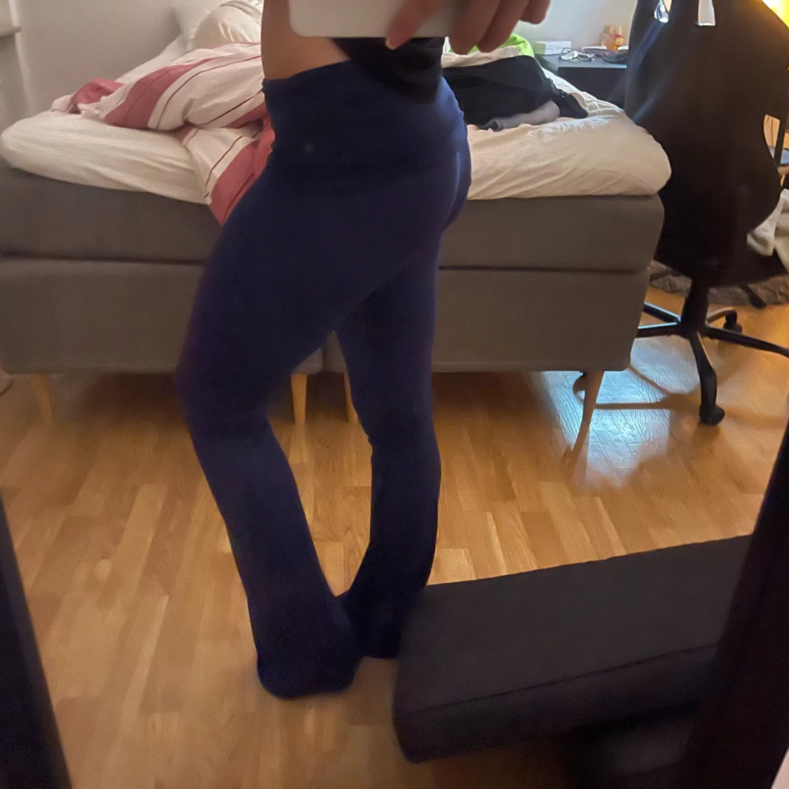 Mörkblå bootcut byxor från bubbelroom - 1