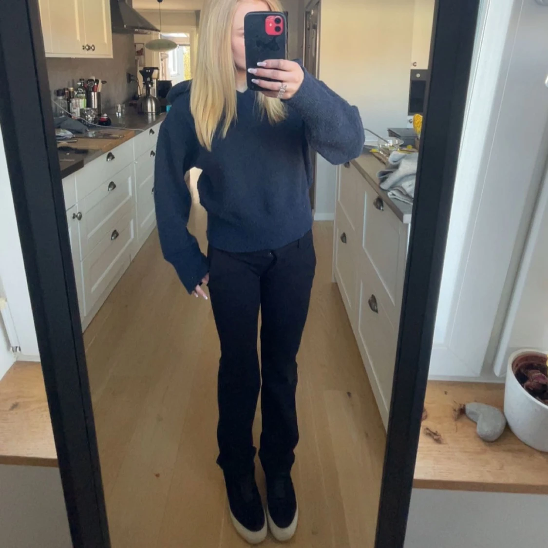 Mörkblå stickad hoodie