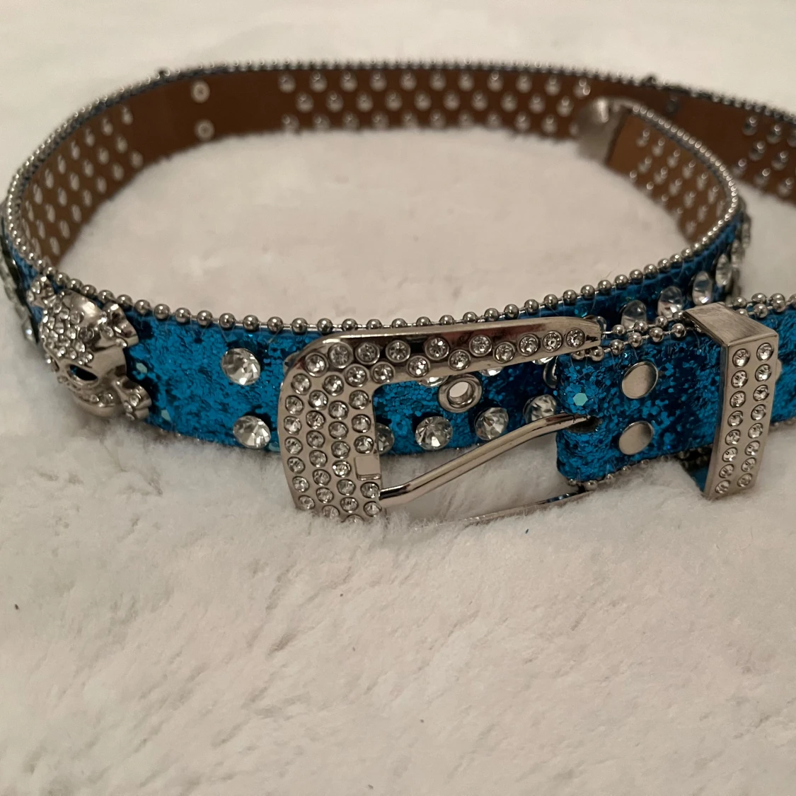 Blått glittrigt bälte med döskalle och nitar