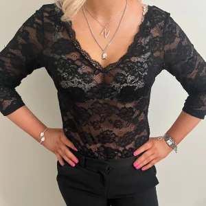 Spetsbody - Spetsbody storlek L men liten i storlek så passar S eventuellt M! Supersnygg och perfekt till fest!!🖤 