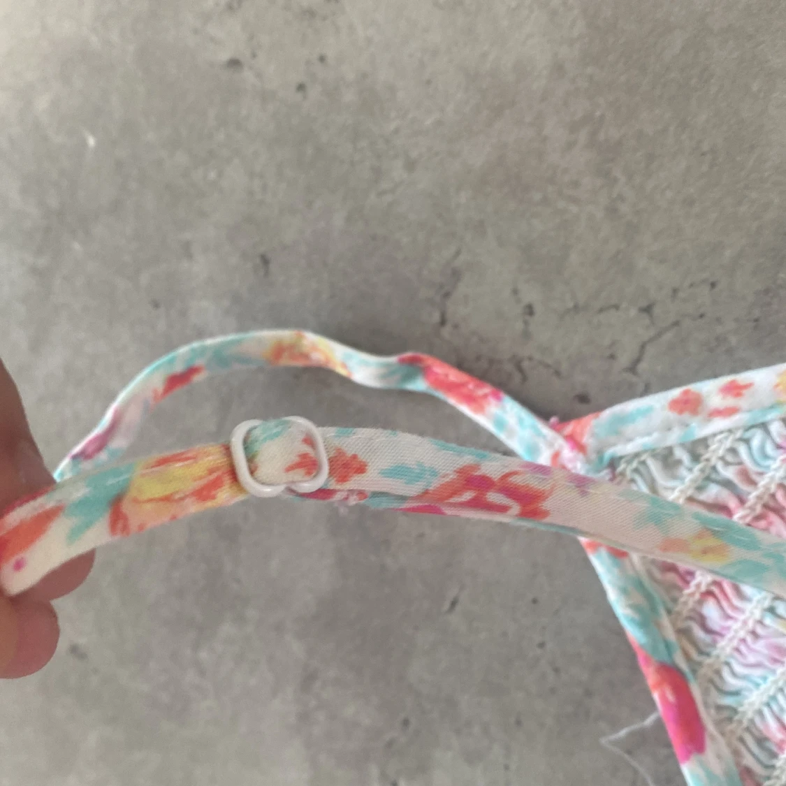 Blommig sommarklänning med smala axelband - 4