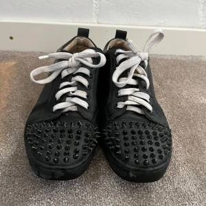 strl 39 Christian Louboutin  - Tjena, säljer nu mina Loubs i läder då dem blivit för små. Dem är i gott skick förutom inuti skon. Där är dem ganska slitna. Sammma på sulan.