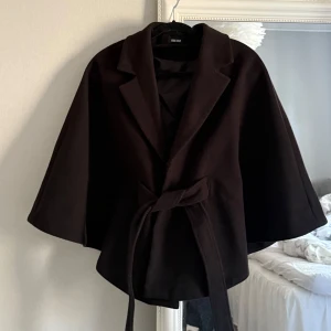 Svart cape/poncho med bälte - Fint skick☺️