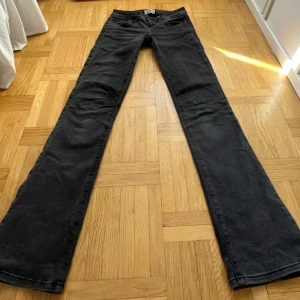 Grå LTB jeans!! - Säljer dessa sjukt snygga mörkgrå LTB jeans i modellen valerie! Superbra skick inga defekter eller något, men brast använda 2 gånger! Det är Lågmidjade bootcut jeans💕 stretchiga