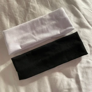 Svart och vit hårband🖤🤍 - Två enkla och stilrena hårband i svart och vitt. Tillverkade i mjuk bomull med normal passform, perfekta för att hålla håret på plats. Den svarta är använd en gång och den vita aldrig. Passar till vardagen eller när man ska sminka sig för att hålla håret borta!