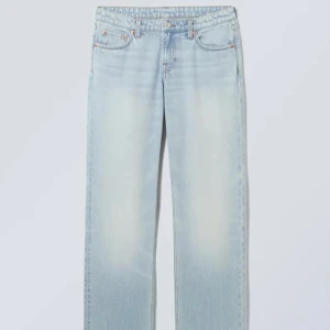 Ljusblå raka jeans - W25L34. Ljusblå weekday jeans i modell ”Arrow low waist regular straight leg jeans, Aeon blue”. Jättepopulära och helt slutsålda på hemsidan. Raka och lågmidjade. Normala i storleken och helt nya! Långa i benen. Passar mig som är 175cm. 