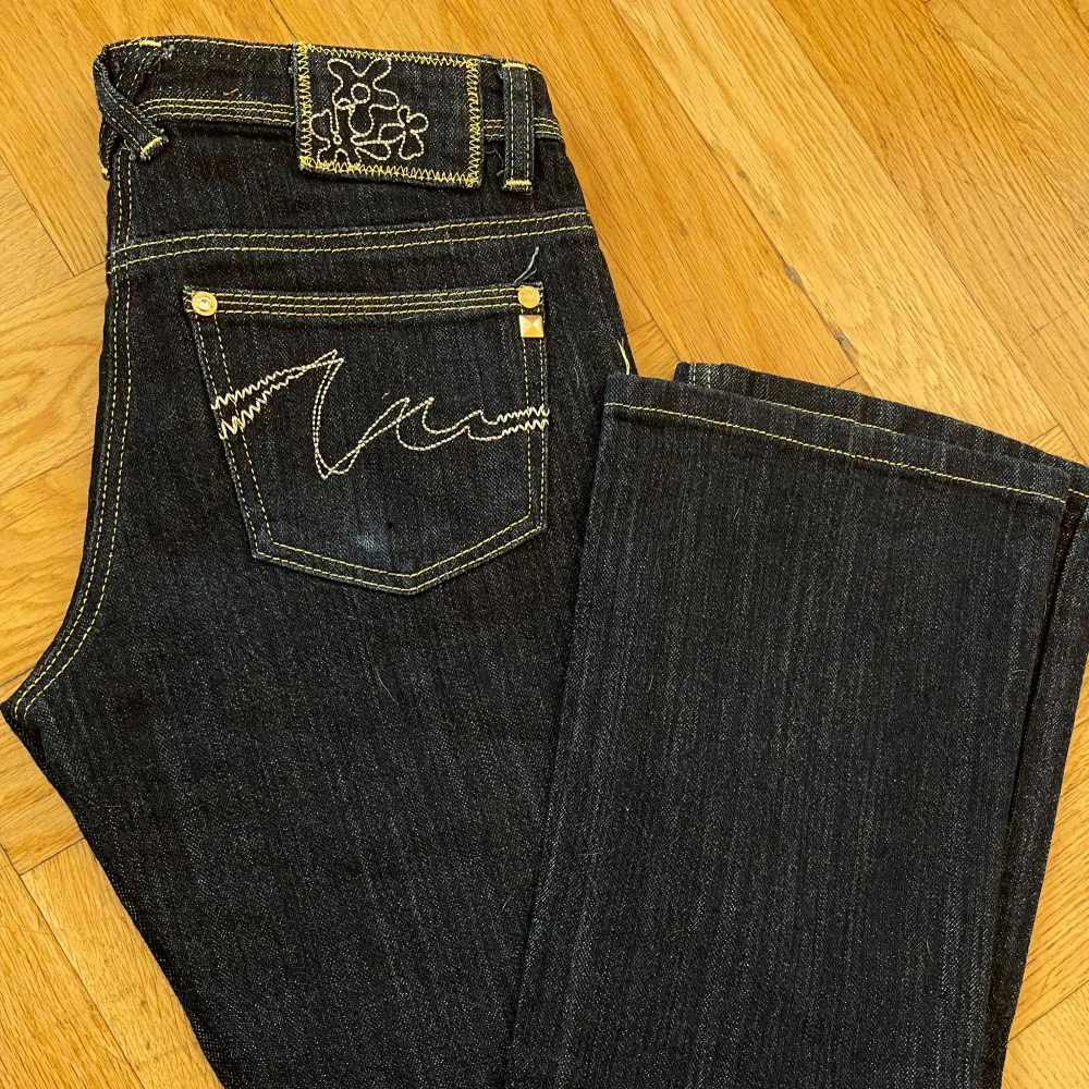 Snygga mörkblå bootcut jeans med broderade detaljer på bakfickorna. Sista bilden är min, de andra tillhör den tidigare ägaren. Skriv för fler bilder! Innerbenslängd: 81 cm Midjevidd: 37 cm. Farkut & Housut.