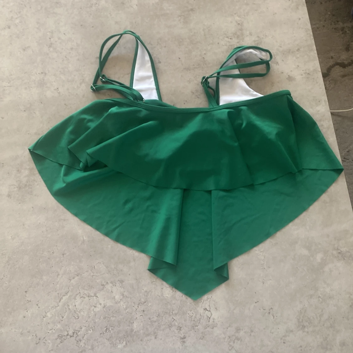 Grön bikini med volangdetaljer - 2