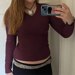 Vinröd ribbad tröja  - Säljer en vinröd ribbad tröja. Skriv vid frågor🤗