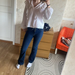 Vit blus men volanger - Såså fin blus som jag haft ett tag. Köpt för 350 spänn, bra skick, använd 2-3 gånger, verkligen perfekt för sommaren!!❤️