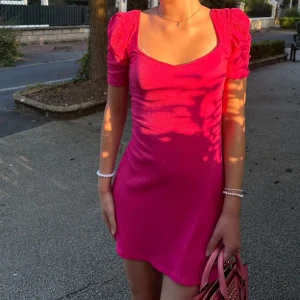 Rosa klänning  - Snygg rosa klänning som passar perfekt till sommaren💕 framhäver ens former 😛