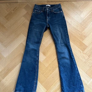 Blå bootcut jeans från Gina Tricot - Snygga blå bootcut jeans från Gina Tricot, strl 34