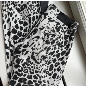Svarta och vita leopardmönstrade jeans från Pierre Balmain - Säljer ett par unika jeans från Pierre Balmain med svart och vitt leopardmönster. Byxorna är omsydda till bootcut! 