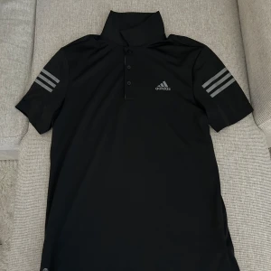 Adidas golfpiké  - En snygg golfpiké från Adidas, perfekt nu till golfsäsongen.    Storlek S.   Titta gärna in andra plagg på i sortimentet på min profil!