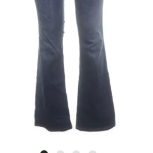 Fina lågmidgade utsvängda jeans  - Säljer ett par fina jeans eftersom dem för för långa. Jeansen har väldigt bra kvalitet med inga defekter. Vet ej vilken storlek då det ej står men skulle gissa på s/xs. På den sista bilden ser du hur jeansen ser ut på fast uppdragna vid låren💝