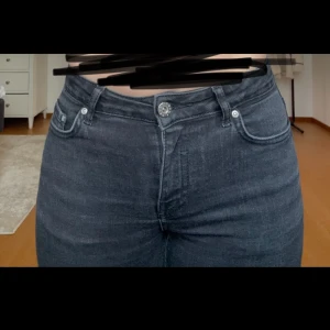 Svarta bootcut jeans - Svarta bootcut jeans från Grunt💕Jeansen är mid waist och innerbenslängden är 76 cm och midjemåttet rakt över är 30 cm. Färgen är lite urtvättad men jeansen är i bra skick då de inte har  blivit använda så ofta💗 