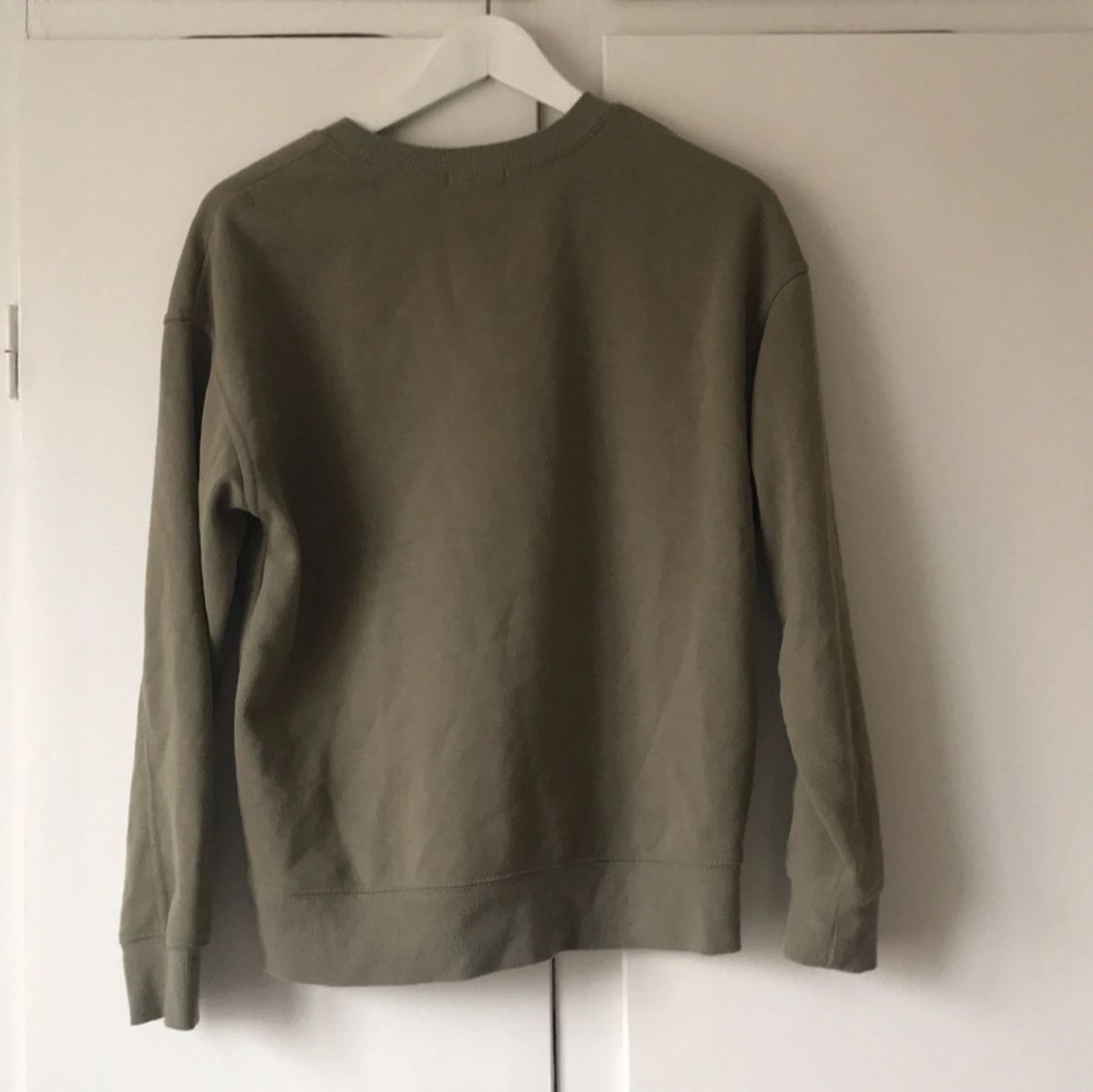 Olivgrön sweatshirt med text - 1