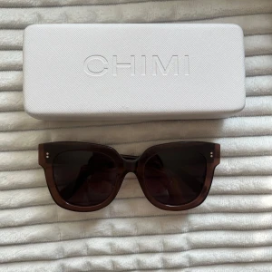 Bruna 08 solglasögon från Chimi - Snygga bruna solglasögon från Chimi. 08 och färgen coco.