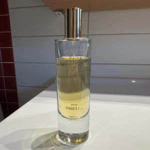 Nocturnal Life Eau de Parfum från Zara - Säljer parfym Zara, Nocturnal Life Eau de Parfum. Beskrivningen av parfymen ”Top notes: Bergamot, Middle notes: Cinnamon, juniper berry, Base notes: Incense, chocolate. Sensual and Mysterious Aroma: Immerse yourself in a sensual and mysterious scent that perfectly captures the essence of the nocturnal world, making it ideal for romantic occasions and sophisticated events.” Det är 80ml men som man kan se är den använd.