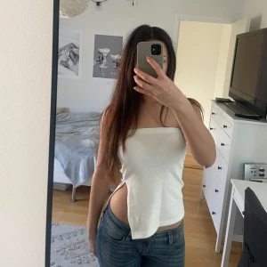 Vit tubetopp - Säljer denna jättefina toppen från Nelly då den tyvärr inte kommer till användning. Endast använd ett fåtal gånger!🌸