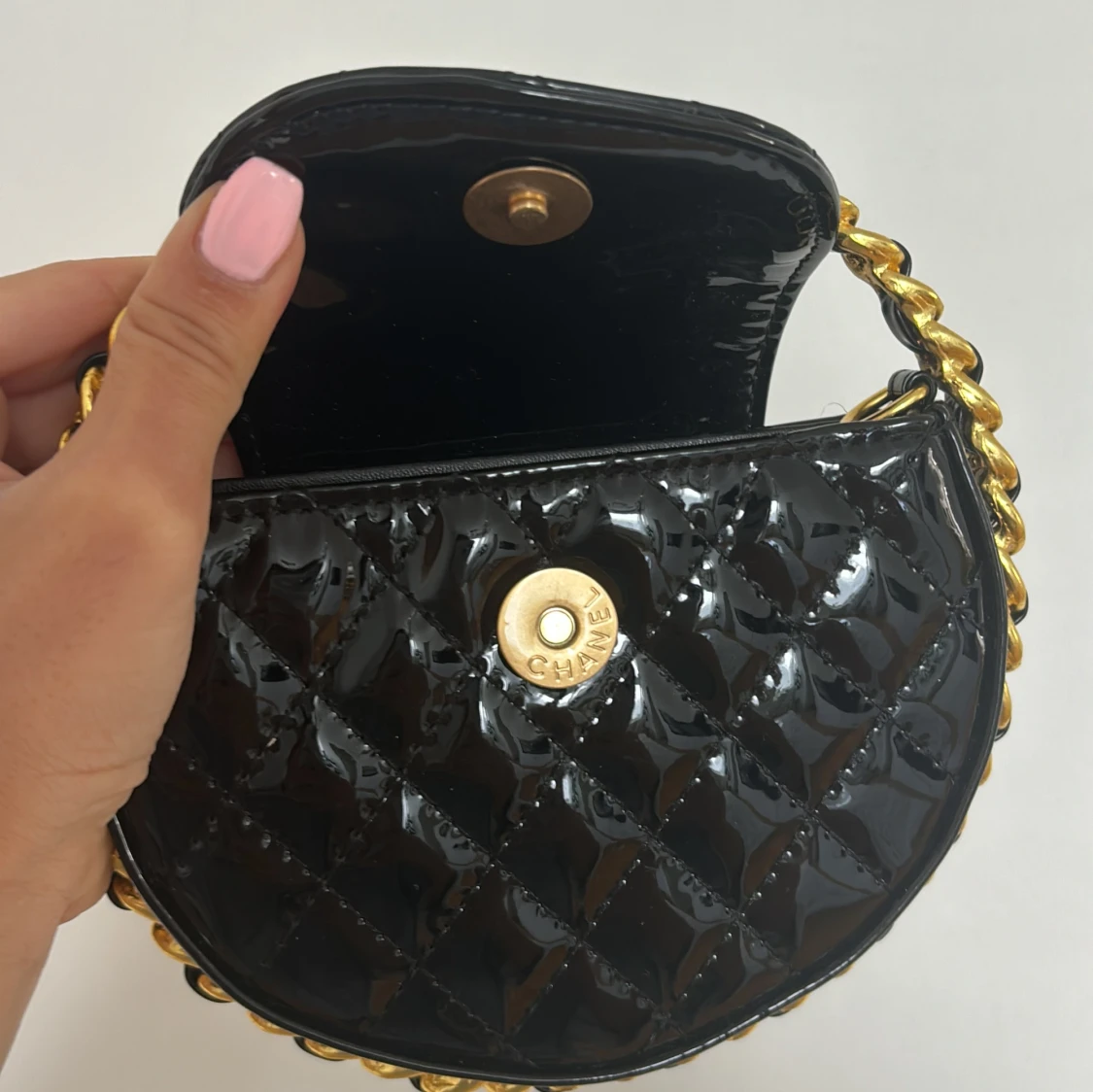 Svart mini väska i lack och guld detaljer  - 2