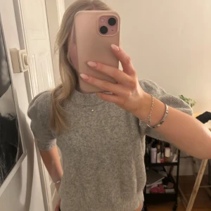 Grå stickad tröja - Säljer en stilren grå stickad tröja med korta ärmar. Använd fåtal gånger❤️‍🔥