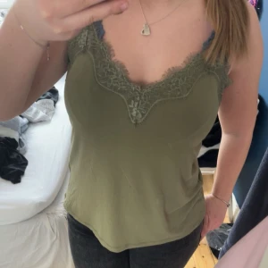 Pyjamas/topp💗 - ”Mörkgrön” pyjamas/linne med snygg spetsdetalj säljes då det tyvärr inte kommer till användning, så i bra skick! Köptes av en kompis💗