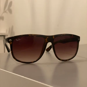 Ray Ban Boyfriend - Ray Ban Boyfriend nyskick! Knappt använda. Fodral och duken medföljer! 😎 