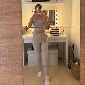 Beige kostymbyxor - Snygga beige kostymbyxor med hög midja och rak passform. Storlek 36 och köpte från NAKD. Använd få gånger. 