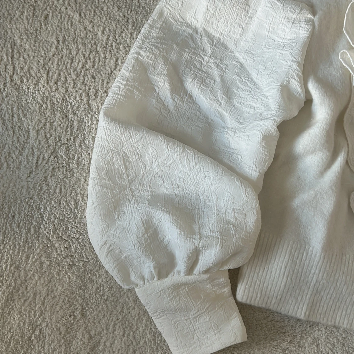 Vit blus med volanger och knappar - 2