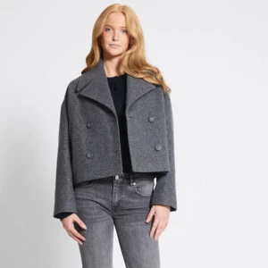 Grå kappa  - Snygg grå kappa med dubbelknäppning och bred krage. Jackan har en croppad passform och är perfekt för kyligare dagar. Den har långa ärmar och en stilren design som passar till många olika outfits. Storlek XS