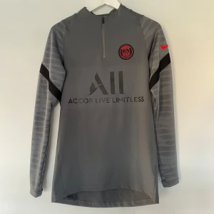 PSG Långärmad - Säljer en grå Paris Saint Germain overall tröja  från säsongen 2021/22. Storlek S i väldigt bra skick, använd fåtal gånger. 