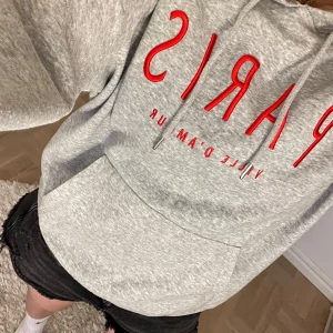 Grå hoodie med röd text  - Säljer denna hoodie som är xs men passar även s! Inte använt på länge så tänkte sälja ☺️