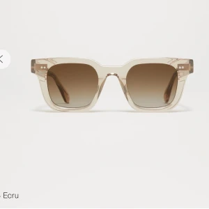 Beige  solglasögon från CHIMI - Snygga solglasögon modell 04, färg Ecru. Perfekta nu inför vår och sommar. Kommer med originalfodral. Ny pris 1400 knappt använda 