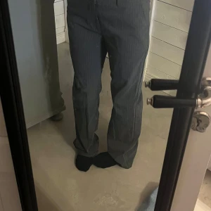 Grå randiga kostymbyxor - Snygga grå kostymbyxor från Madlady, med diskreta ränder. De har en rak passform. Byxorna är i storlek 36/tall och padsar perfekt för mig som är 170 cm. 🔥🔥Nästan oanvända