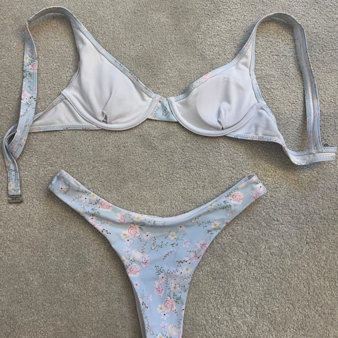 Blommig bikini i ljusblått - 4