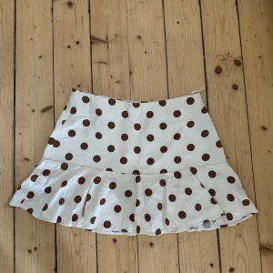 Prickig kjol zara - Supersöt prickig kjol, storlek S från zara.