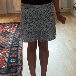 Kort blommig kjol från Gina Tricot - Kort blommig kjol från Gina Tricot