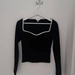 Svart långärmad topp med vit kant H&M - Pris går att diskutera😁!