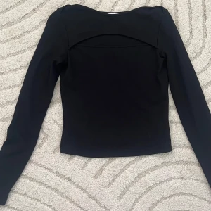 Svart topp  - Svart långärmad topp från NAKD i storlek Xs💕