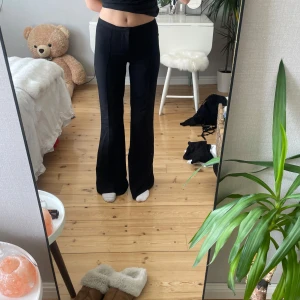 Svarta kostymbyxor - Säljer ett par svarta byxor med bootcut. Byxorna har en snygg, figurnära passform upptill och vida ben nertill. Dem är väldigt sköna och i bra skick 
