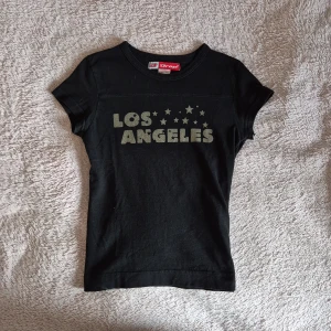 Svart T-shirt - Snygg svart T-shirt med y2k, 2000s stil. Stl 146/152, men passar XS-S✨️