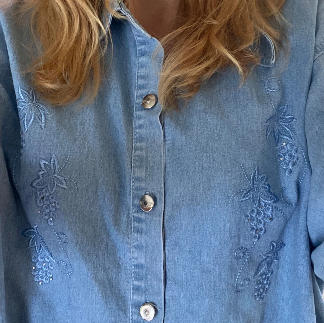 Ljusblå jeansskjorta med broderi  - 1