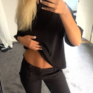 Svarta bootcut byxor med låg midja - Säljer ett par svarta byxor med bootcut och låg midja. Snygg passform som sitter tajt upptill och släpper ut vid benen. skit sköna