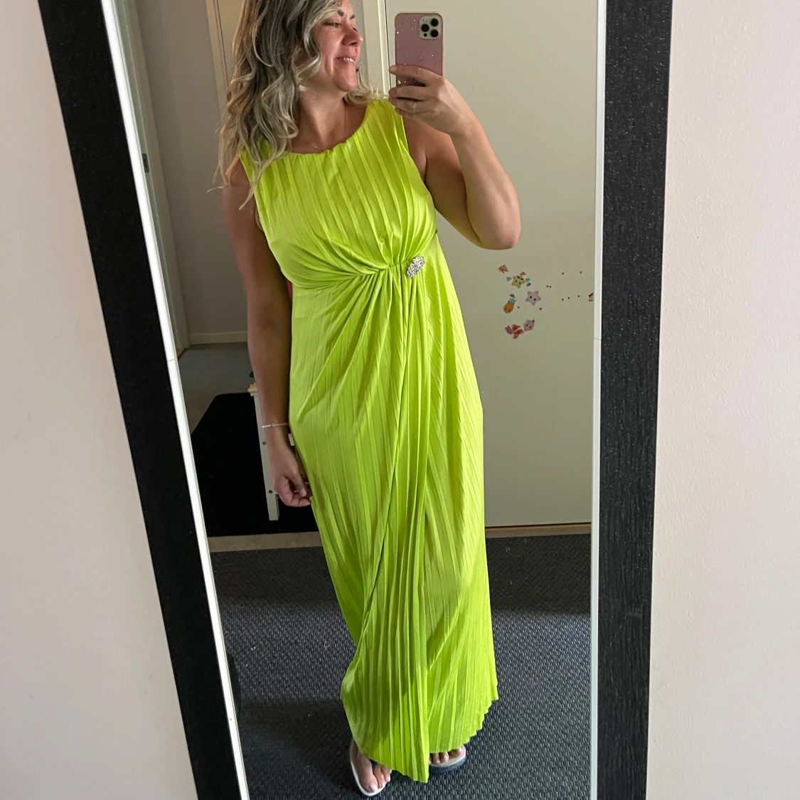 Limegrön plisserad långklänning - 3