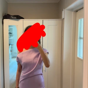 Ljuslila omlottklänning med drapering / Lila klänning  - Superfin ljuslila klänning med asymmetrisk omlott-drapering och korta ärmar. Snygg, figurnära passform och dragkedja bak. Perfekt för dig som vill sticka ut med en unik och stilren look. Köptes från ASOS för inte så länge sedan men är ej använd och har fortfarande prislappen på. Är stl 38 men passar mig perfekt som har 36. Köptes på runt 1000kr men säljs pga ingen användning