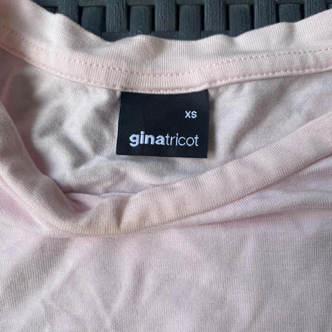 Ljusrosa t-shirt från Gina Tricot - 1