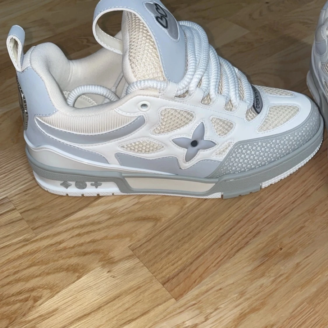 Vita sneakers från Louis Vuitton - 1