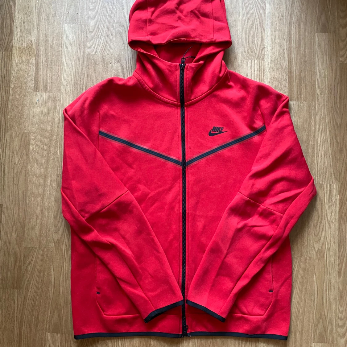 Röd Nike Tech Fleece hoodie